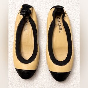 CHANEL 12P CC Logo Classic Beige Black Leather Cap-Toe Ballet Flats